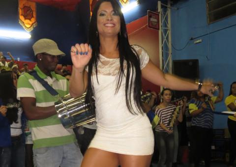  Dani Sperle prestigia ensaio de Escola de Samba em São Paulo‏